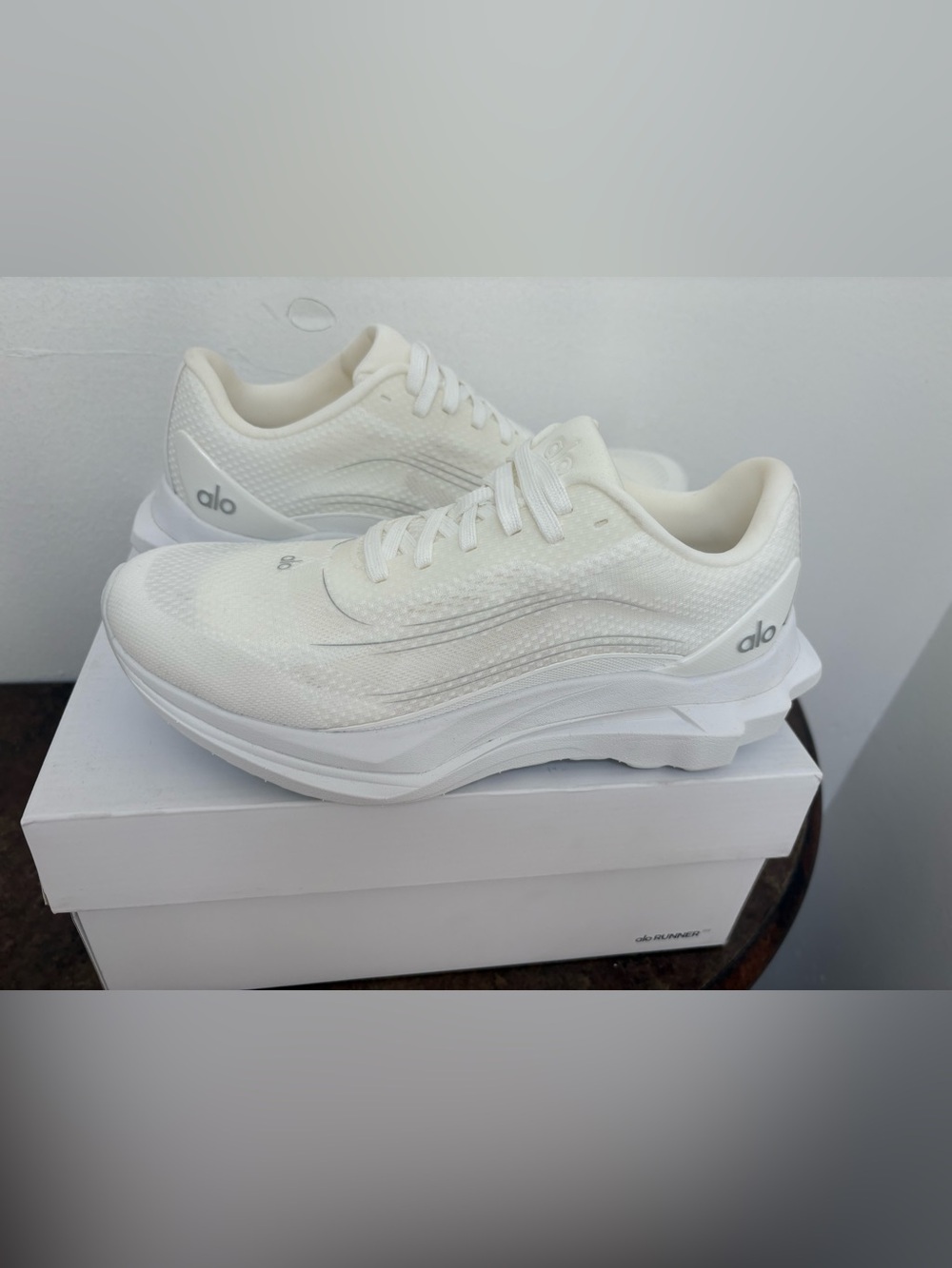 Alo Runner White/White Unisex Sneakers – New in Box | Men’s 6.5 / Women’s 8 - Picture 4 of 13